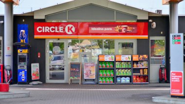 Varşova, Polonya. 28 Nisan 2024. Circle K benzin istasyonunda benzin pompaları var.. 