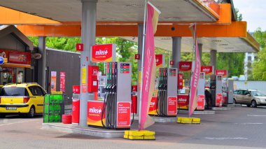 Varşova, Polonya. 28 Nisan 2024. Circle K benzin istasyonunda benzin pompaları var.. 