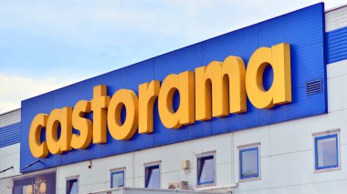 Varşova, Polonya. 28 Nisan 2024. Üzerinde Castorama ev geliştirme perakendecisi ve malzeme deposu logosu olan bir tabela..