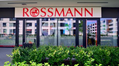 Varşova, Polonya. 3 Mayıs 2024. Rossmann imzası. Şirket tabelası Rossmann.