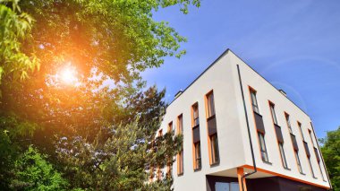 Karbondioksiti azaltmak için ağaçlı sürdürülebilir cam ofis binası. Modern şehirde çevre dostu bir bina. Yeşil çevresi olan bir ofis. Şirket binası CO2 'yi düşürdü.
