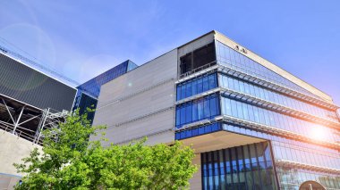 Cam elementlerden oluşmuş mimari bir bina. Modern bir sanayi binasının dışı.. 