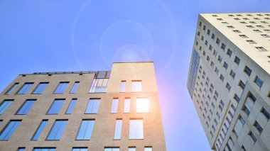 Modern ofis binası detayı. Modernist brutalist tarzı binanın cephesinde geometrik açısal beton pencerelerin perspektif görünümü. 