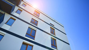 Yeni çağdaş konut mimarisi arka planı. Modern ev dış görünüşü.