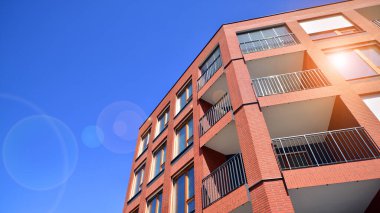 Yeni çağdaş konut mimarisi arka planı. Modern ev dış görünüşü.