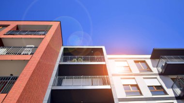 Yeni çağdaş konut mimarisi arka planı. Modern ev dış görünüşü.