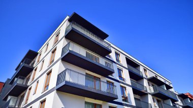 Yeni çağdaş konut mimarisi arka planı. Modern ev dış görünüşü.