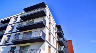 Yeni çağdaş konut mimarisi arka planı. Modern ev dış görünüşü.