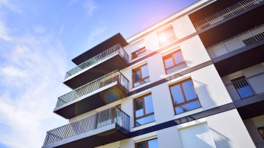 Yeni çağdaş konut mimarisi arka planı. Modern ev dış görünüşü.