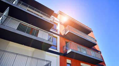 Yeni çağdaş konut mimarisi arka planı. Modern ev dış görünüşü.