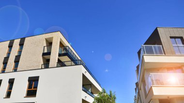 Çevre dostu, yeşilliklerle dolu bir şehirde yaşıyor. Eko apartman binası enerji tasarrufu ve temiz hava kavramı. 