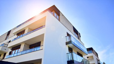 Yeni çağdaş konut mimarisi arka planı. Modern ev dış görünüşü.