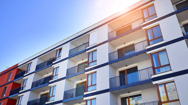 Новый архитектурный фон современного жилищного строительства. Современный фасад дома.