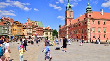 Varşova, Polonya. 18 Mayıs 2024. Farklı yaş ve milletten insanlar bahar zamanı eski şehirde yürüyorlar. Sokaktaki insanlar.