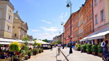 Varşova, Polonya. 18 Mayıs 2024. Farklı yaş ve milletten insanlar bahar zamanı eski şehirde yürüyorlar. Sokaktaki insanlar.