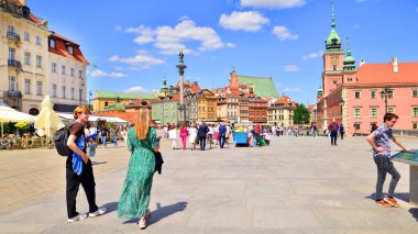 Varşova, Polonya. 18 Mayıs 2024. Farklı yaş ve milletten insanlar bahar zamanı eski şehirde yürüyorlar. Sokaktaki insanlar.