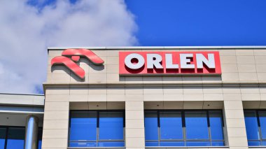 Varşova, Polonya. 18 Mayıs 2024. PKN Orlen. Polonya petrol şirketinin genel merkezi. Orlen Şirketi logosu binanın tepesinde..