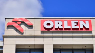 Varşova, Polonya. 18 Mayıs 2024. PKN Orlen. Polonya petrol şirketinin genel merkezi. Orlen Şirketi logosu binanın tepesinde..