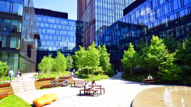 Varşova, Polonya. 18 Mayıs 2024. Orman, yaşamak ve ürün ve fikirleri çoğaltmak için modern ofis alanıdır. Dengeyi korumak için, şirket dünyasının dostane bir ofise ihtiyacı var. .