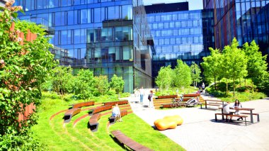 Varşova, Polonya. 18 Mayıs 2024. Orman, yaşamak ve ürün ve fikirleri çoğaltmak için modern ofis alanıdır. Dengeyi korumak için, şirket dünyasının dostane bir ofise ihtiyacı var. .