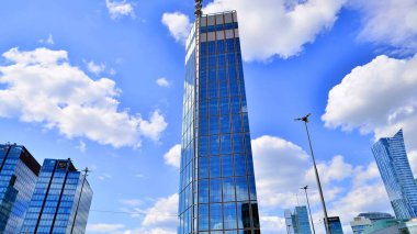 Varşova, Polonya. 18 Mayıs 2024. Varso Kulesi ofis binası. Avrupa Birliği 'nin en uzun gökdelenidir. Yüksek cam ve çelik bina manzaralı.