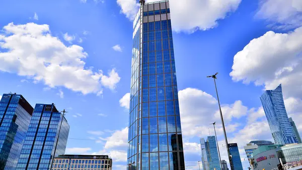 Varşova, Polonya. 18 Mayıs 2024. Varso Kulesi ofis binası. Avrupa Birliği 'nin en uzun gökdelenidir. Yüksek cam ve çelik bina manzaralı.