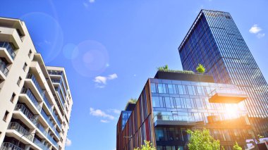 Karbondioksiti azaltmak için ağaçlı sürdürülebilir cam ofis binası. Modern şehirde çevre dostu bir bina. Yeşil çevresi olan bir ofis. Şirket binası CO2 'yi düşürdü.