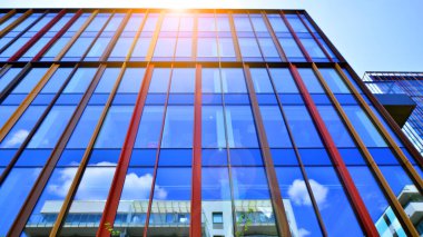 Mavi gökyüzüne karşı modern gökdelenlerin alt manzarası. Şehir merkezindeki iş binalarına bakıyorum..