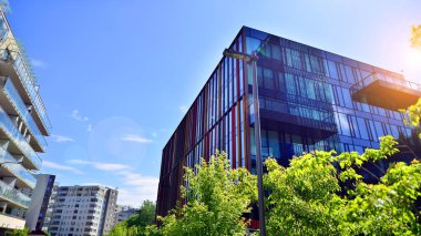 Karbondioksiti azaltmak için ağaçlı sürdürülebilir cam ofis binası. Modern şehirde çevre dostu bir bina. Yeşil çevresi olan bir ofis. Şirket binası CO2 'yi düşürdü.