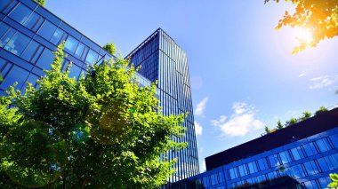 Karbondioksiti azaltmak için ağaçlı sürdürülebilir cam ofis binası. Modern şehirde çevre dostu bir bina. Yeşil çevresi olan bir ofis. Şirket binası CO2 'yi düşürdü.