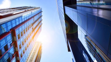 Çok katlı, modern bir apartmanın dış cephesi, pencereleri ve balkonları..