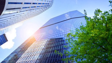 Karbondioksiti azaltmak için ağaçlı sürdürülebilir cam ofis binası. Modern şehirde çevre dostu bir bina. Yeşil çevresi olan bir ofis. Şirket binası CO2 'yi düşürdü.