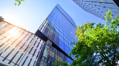 Karbondioksiti azaltmak için ağaçlı sürdürülebilir cam ofis binası. Modern şehirde çevre dostu bir bina. Yeşil çevresi olan bir ofis. Şirket binası CO2 'yi düşürdü.