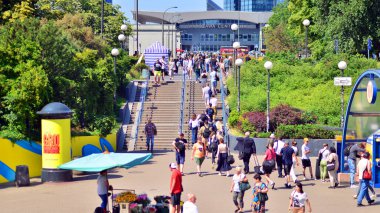 Varşova, Polonya. 8 Haziran 2024. Merkez şehirdeki Patelnia Meydanı 'nda bir sürü insan var. Konuşma dilindeki isim. Şehir haritasında sakinler, turistler ve binalarla önemli bir iletişim noktası.