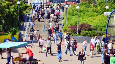 Varşova, Polonya. 8 Haziran 2024. Merkez şehirdeki Patelnia Meydanı 'nda bir sürü insan var. Konuşma dilindeki isim. Şehir haritasında sakinler, turistler ve binalarla önemli bir iletişim noktası.