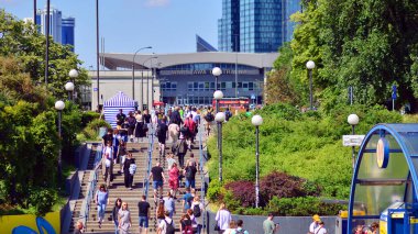 Varşova, Polonya. 8 Haziran 2024. Merkez şehirdeki Patelnia Meydanı 'nda bir sürü insan var. Konuşma dilindeki isim. Şehir haritasında sakinler, turistler ve binalarla önemli bir iletişim noktası.