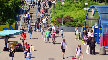 Varşova, Polonya. 8 Haziran 2024. Merkez şehirdeki Patelnia Meydanı 'nda bir sürü insan var. Konuşma dilindeki isim. Şehir haritasında sakinler, turistler ve binalarla önemli bir iletişim noktası.