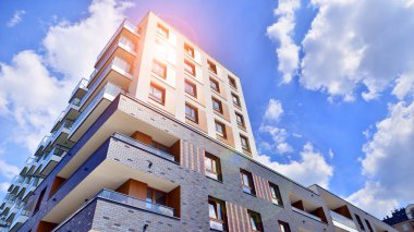 Avrupa konut mimarisi. Modern ev dış görünüşü. Yeni çağdaş konut mimarisi arka planı. 