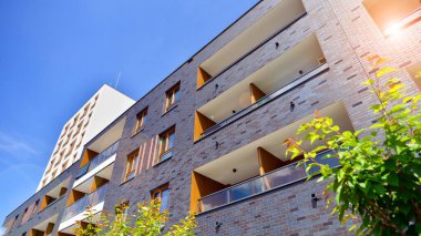 Avrupa 'daki yerleşim yerleri doğayla uyum içinde. Çevre dostu, yeşilliklerle dolu bir şehirde yaşıyor. Eko apartman binası enerji tasarrufu ve temiz hava kavramı. 