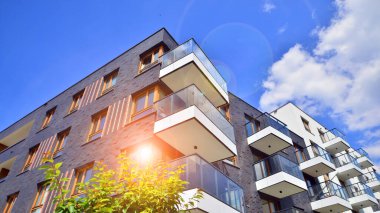 Avrupa 'daki yerleşim yerleri doğayla uyum içinde. Çevre dostu, yeşilliklerle dolu bir şehirde yaşıyor. Eko apartman binası enerji tasarrufu ve temiz hava kavramı. 