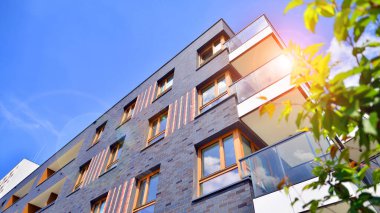 Avrupa 'daki yerleşim yerleri doğayla uyum içinde. Çevre dostu, yeşilliklerle dolu bir şehirde yaşıyor. Eko apartman binası enerji tasarrufu ve temiz hava kavramı. 