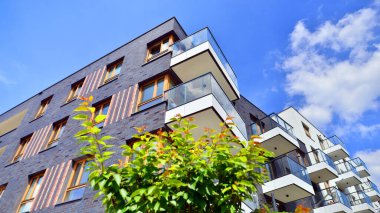 Avrupa 'daki yerleşim yerleri doğayla uyum içinde. Çevre dostu, yeşilliklerle dolu bir şehirde yaşıyor. Eko apartman binası enerji tasarrufu ve temiz hava kavramı. 