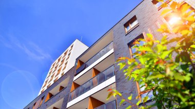 Avrupa 'daki yerleşim yerleri doğayla uyum içinde. Çevre dostu, yeşilliklerle dolu bir şehirde yaşıyor. Eko apartman binası enerji tasarrufu ve temiz hava kavramı. 