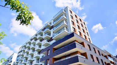 Avrupa 'daki yerleşim yerleri doğayla uyum içinde. Çevre dostu, yeşilliklerle dolu bir şehirde yaşıyor. Eko apartman binası enerji tasarrufu ve temiz hava kavramı. 