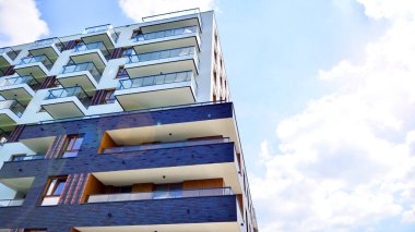 Avrupa konut mimarisi. Modern ev dış görünüşü. Yeni çağdaş konut mimarisi arka planı. 