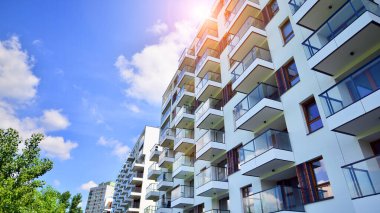 Avrupa 'daki yerleşim yerleri doğayla uyum içinde. Çevre dostu, yeşilliklerle dolu bir şehirde yaşıyor. Eko apartman binası enerji tasarrufu ve temiz hava kavramı. 