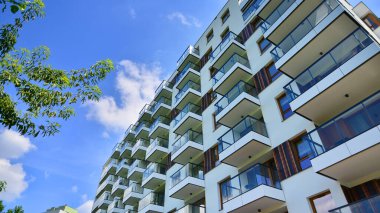 Avrupa 'daki yerleşim yerleri doğayla uyum içinde. Çevre dostu, yeşilliklerle dolu bir şehirde yaşıyor. Eko apartman binası enerji tasarrufu ve temiz hava kavramı. 