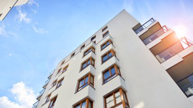 Avrupa konut mimarisi. Modern ev dış görünüşü. Yeni çağdaş konut mimarisi arka planı. 