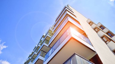 Avrupa konut mimarisi. Modern ev dış görünüşü. Yeni çağdaş konut mimarisi arka planı. 