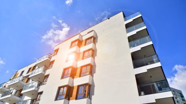 Avrupa konut mimarisi. Modern ev dış görünüşü. Yeni çağdaş konut mimarisi arka planı. 